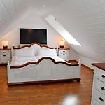 Апартаменты Reetdachfachwerkvilla Am Wiesengrund Берген-ауф-Рюген
