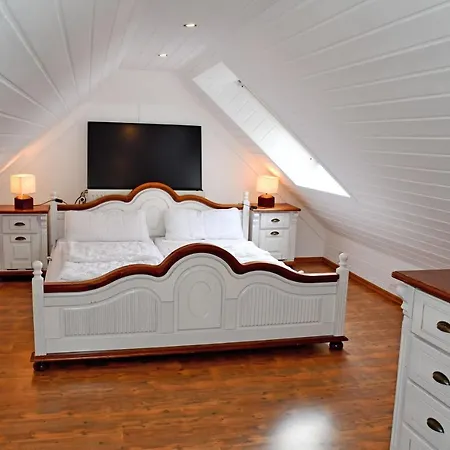 Daire Reetdachfachwerkvilla Am Wiesengrund Bergen Auf Rugen